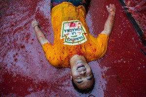 la-tomatina-participant-lies-tomato-sauce