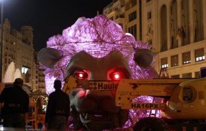 Montaje de la falla municipal y prueba de luces. Foto de Juan J. Monzo