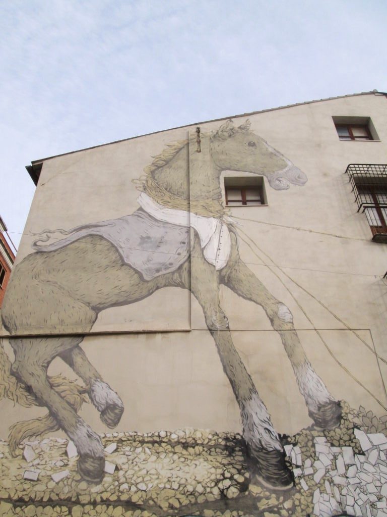 Stree Art a Valencia: i murales e l'arte urbana del Barrio del Carmen - Cavallo trainato da lumache di Dehi