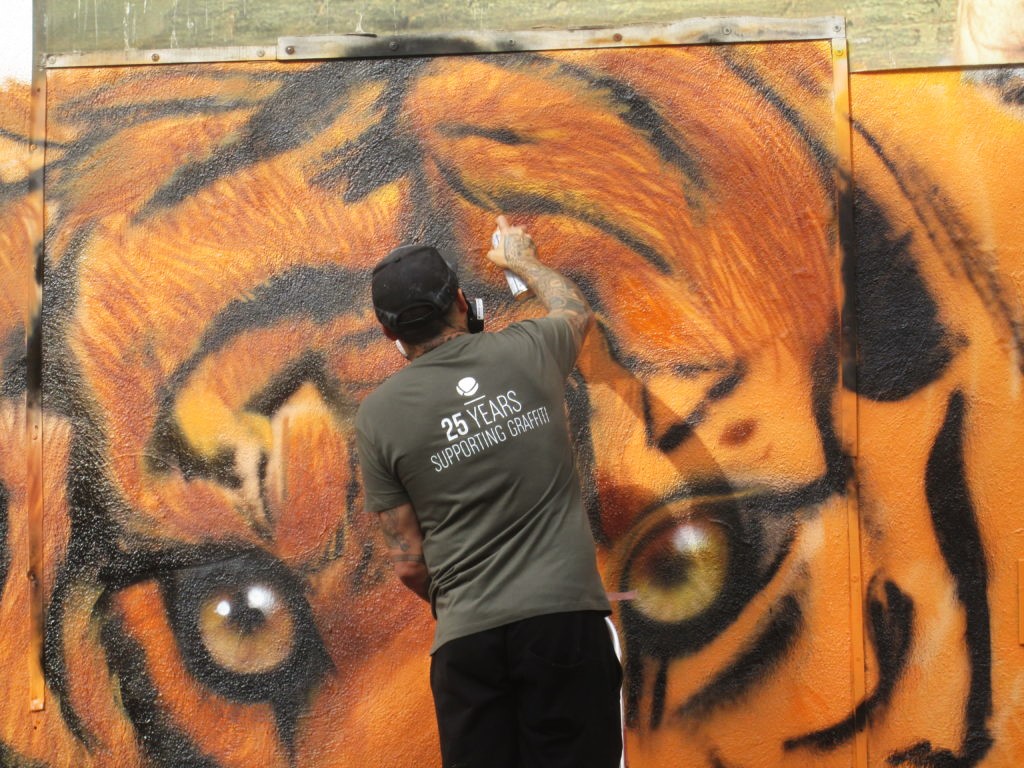 Stree Art a Valencia: i murales e l'arte urbana del Barrio del Carmen - Artista di strada allà¬opera